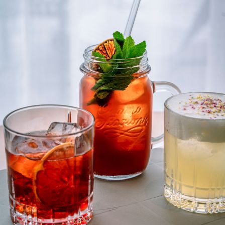 Three carefully served drinks in front of a bright ambience in the LUX Bar.