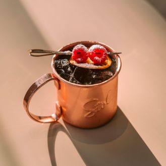 Erfrischender Cocktail in stilvoller Kupfertasse.